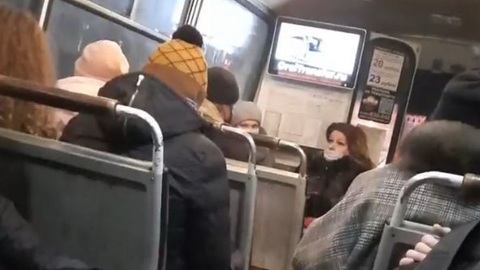 Пассажир орловской маршрутки побил попутчицу из-за приспущенной маски