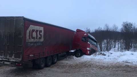 Дорожный рабочий погиб под фурой на Вологодчине