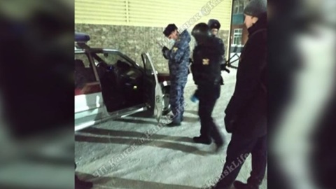 В Канске мужчина бегал с ножами и топором по улице
