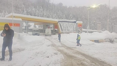 Снег проломил крышу АЗС под Туапсе