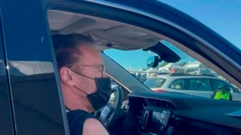 Шварценеггер проехал на красный свет и попал в аварию