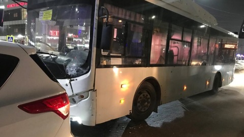 В Чебоксарах произошло ДТП с пассажирским автобусом