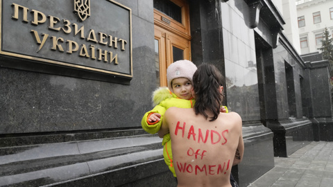 К Зеленскому пришла полуобнаженная женщина с ребенком