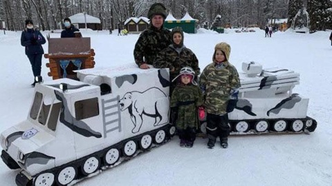 Тульская семья сделала детские санки в виде комплекса "Панцирь"