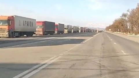 Несколько тысяч грузовиков застряли на границе