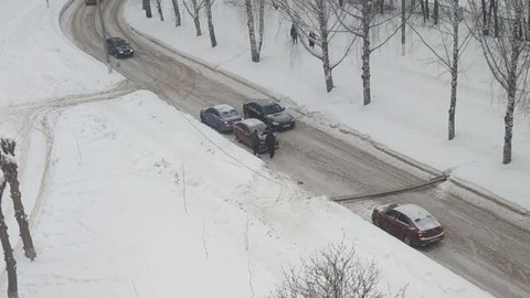 В Нижнекамске на проезжую часть упал столб
