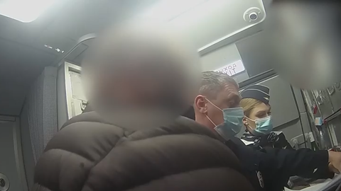 В аэропорту Ростова-на-Дону двух авиадебоширов сняли с рейса в Москву