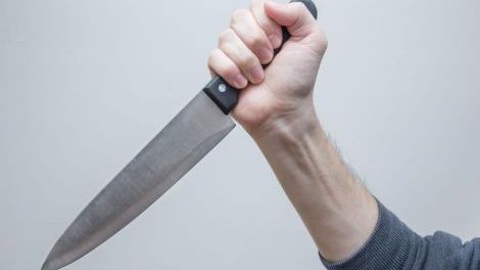 Судимый крымчанин напал с ножом на соседа