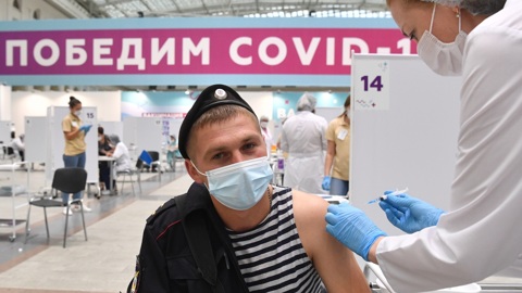 Премии и звания полицейских будут зависеть от прививок