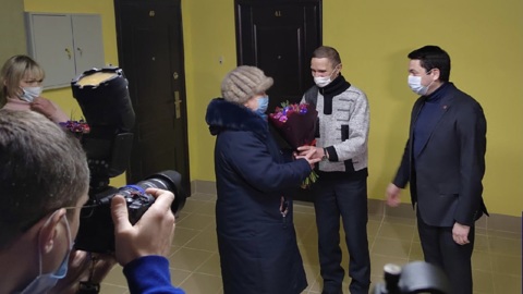 Жители аварийных домов в Мурмашах получили ключи от новых квартир
