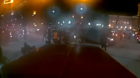 В канадском Виннипеге внедорожник протаранил толпу ковид-диссидентов