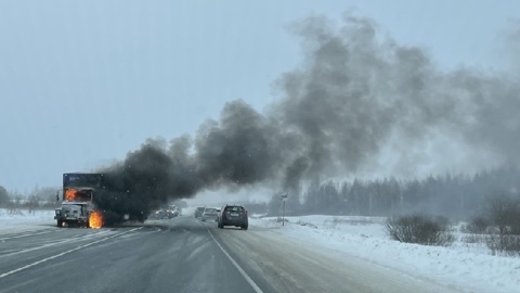 На трассе в Смоленском районе загорелся почтовый большегруз