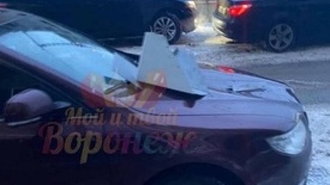 В Воронеже на машину обрушилась часть дома