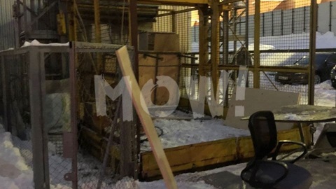 Грузовой лифт с рабочими сорвался в Одинцове