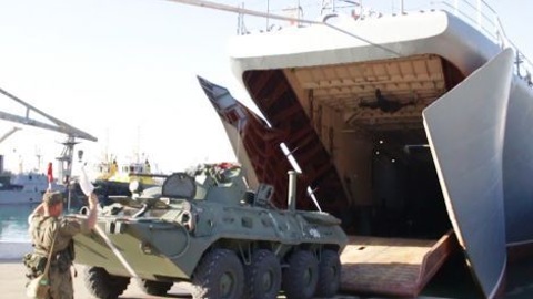 В Севастополе прошли учения по погрузке боевой техники на корабли