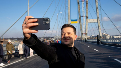 Зеленский пообещал смартфоны всем вакцинированным украинцам 60+