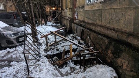 В Воронеже обрушился второй за день балкон с фасада жилого дома