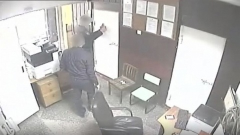 Экс-полицейский пойдет под суд за избиение задержанного