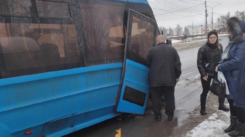 В Ярославле у автобуса во время движения отвалилась дверь