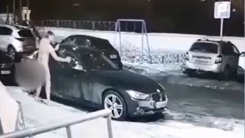 Голый мужчина устроил дебош на улице в Липецке