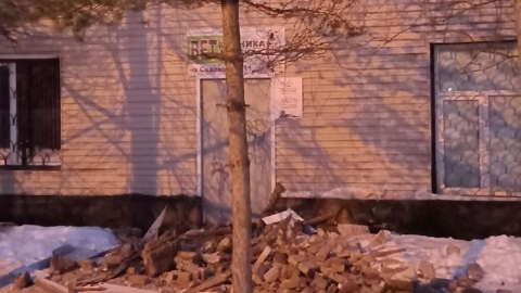 Во Ржеве обрушился фасад дома из-за снега