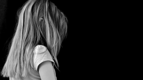 Била и унижала: в Приморье мать держала дочь в гараже