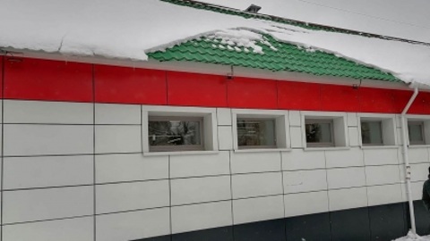 Снег упал с крыши магазина на коляску, ребенок в больнице
