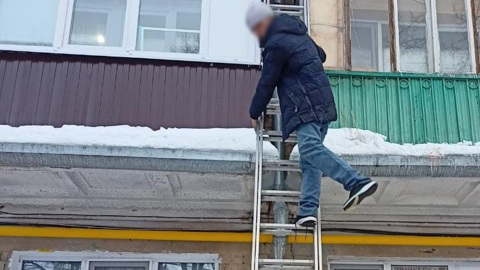 Мужчина застрял между балконами в Казани
