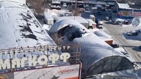 В Самаре рядом с ТЦ "Мягкофф" обрушилась крыша ангара