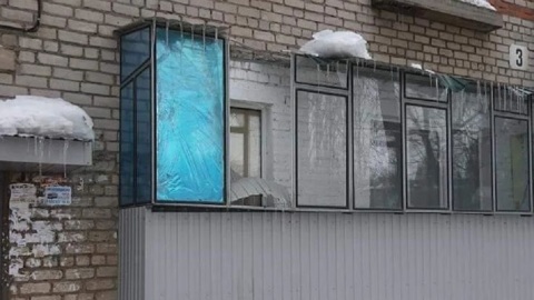 В Липецке сосулька упала с крыши и пробила балкон