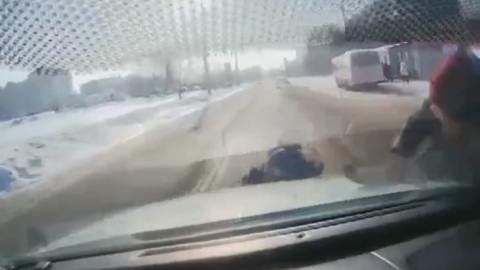 Женщину с ребенком сбили на переходе в Омске