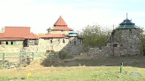 Омский замок из мусора попал в книгу народных арт-объектов РФ