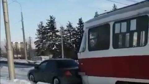 В Самаре водитель трамвая взял на буксир застрявшую на путях машину