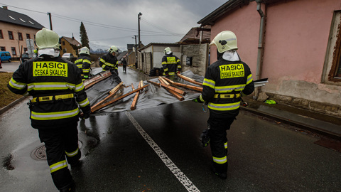 В Праге ликвидируют последствия шквального ветра