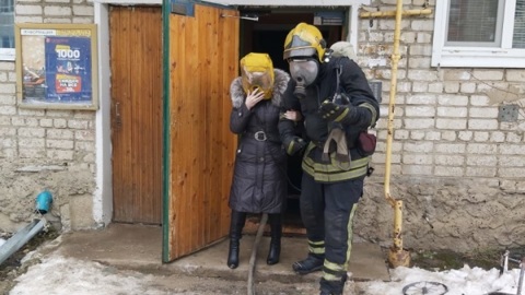 Загорелась детская коляска: пожарные спасли трех человек