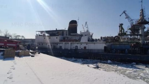 На судоремонтном заводе в Находке загорелся корабль