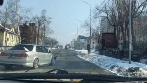 В Приморье фура вылетела на тротуар, столкнувшись с легковушкой
