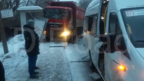 Грузовик протаранил остановку и маршрутку в Москве