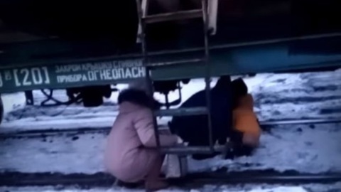 Самарским жителям пришлось пробираться к электричке под вагонами