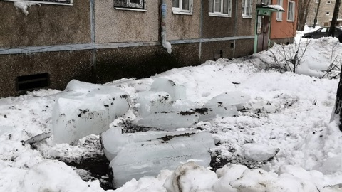 Снежный пласт упал на девочку в центре Москвы