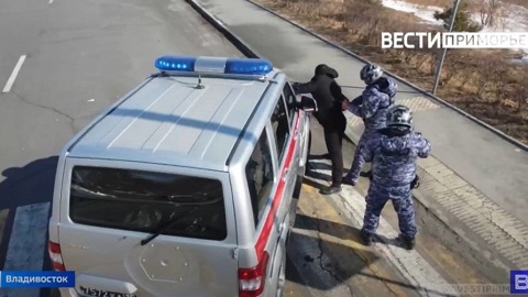 Во Владивостоке росгвардейцы успокоили пьяного дебошира в автобусе