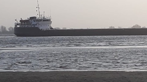 Шедший в Иран теплоход сел на мель в Астраханской области