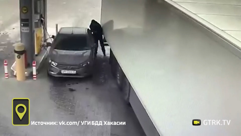 Житель Башкирии, спасая машину, получил травму от большегруза