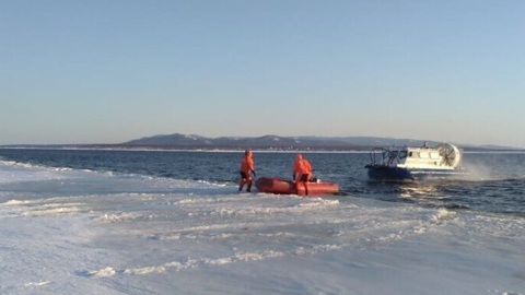 40 рыбаков унесло на льдине в море на Сахалине
