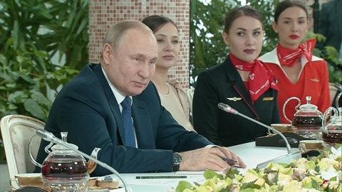 В России предпринимаются попытки раскачать общество, считает Путин