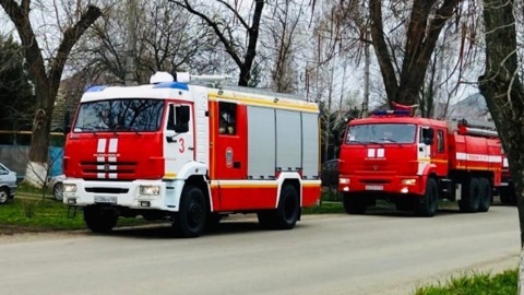 На Ставрополье вспыхнул бензовоз, есть опасность распространения огня