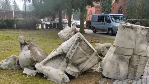 В Польше неизвестные ночью снесли памятник советским солдатам