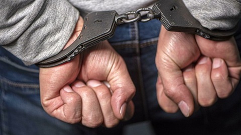 Полицейский пытался соблазнить 16-летнюю падчерицу