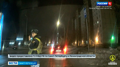 В Петербурге водитель протащил сотрудника ДПС по дороге