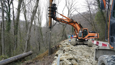 В Сочи продолжаются работы на пострадавшей от оползней трассе
